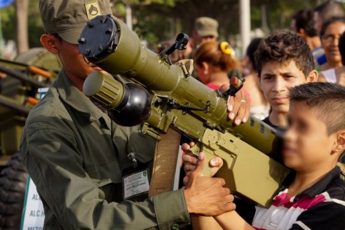 Confidencial runs photos of a Nicaraguan Army exhibition at which soldiers let children handle, and pretend to shoot, military weaponry like this Soviet-made SAM-7 anti-aircraft missile launcher.