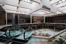 detroiturbex:  The Rolling Acres Mall in