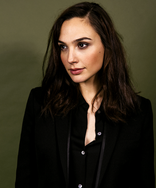 galgadotsource:Gal Gadot + suits