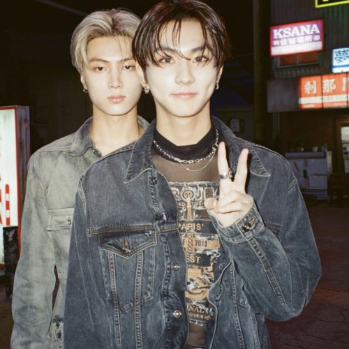 JUNGWONS WAIST IS DRIVING ME INSANE PLEAS EPLEASE PLEASE CAN YOU WRITE SOMETHJNG ABOUT IT IM GONNA COLLAPSE