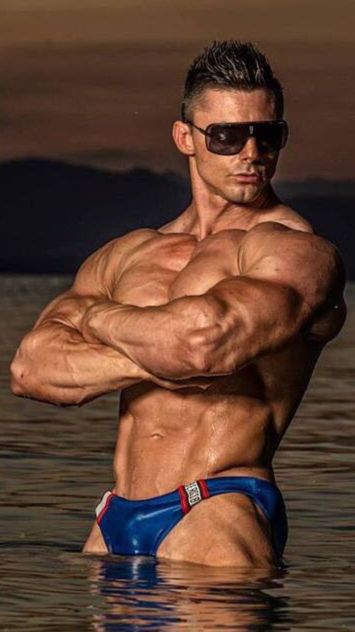 desbeauxmales:  Super hot