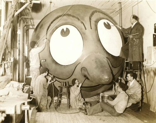 misterlemonzafterlife:  baddreamland:Tony Sarg and a group of unidentified people painting one of his balloons. Studio: Publisher: Fotograms News Photo Service, Inc. 381 Fourth Ave., New York City https://MisterLemonzAfterlife.tumblr.com/archive