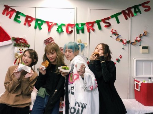 TOMOMI:Merry Christmas This was our last live show of 2018! Thanks for another year! Ta-daHARUNA:BES