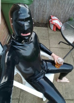 rbbrjay:  Me chilling out gimp style! Don’t get many breaks like that….