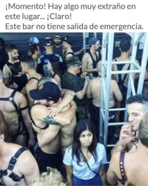 cuantocabronmemes:  Un fallo en el bar