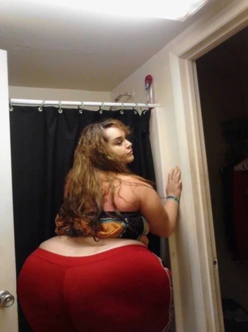 ssbbw16: Who is this? What an incredible ass. Does anyone here know her name? Please? I need more of