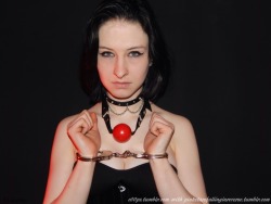 pinkstarsfallinginreverse:Model: me  Photographer: c00ps  Love the look in her eyes!