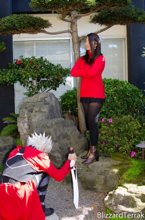 A Toosaka Rin cosplayer wearing black tights.