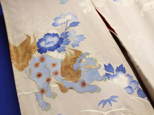 tanuki-kimono: Antique kimono depicting shishi lions frolicking among botan/peony by a dramatic wate