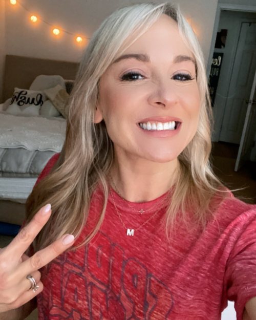 Smile! It’s FriYAY! ♥️✌🏼
AND it’s also American Heart Month! It’s always a good time to focus on your cardiovascular health. 🫶🏼♥️
Heart disease is the leading cause of ☠️ and is largely preventable!!! YOU have control over this!
Do your body a favor...