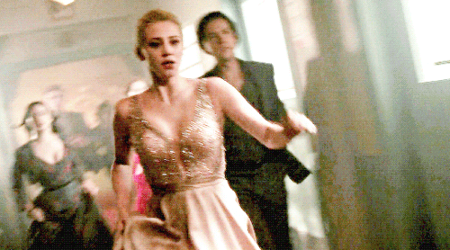 theheavycrown:#she looks majestic af in that dress #look at her holding her skirt during that dramat