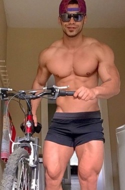 keepemgrowin:  Cycle stud, working his cardio…
