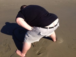 bigbearnchaser:  BigBear drawing on the beach with a stick and showing some skin. Reblog if you like chubby crack. ;)