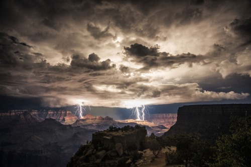 ayeshadiaries:  photojojo:  Rolf Maeder set out to the Grand Canyon for what he thought would be an afternoon of photographing the setting sun.  After arriving, a massive storm soon rolled in. Instead of packing up, Rolf made the best of it and got