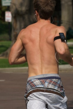 waistbandboy:  I love seeing hotties running