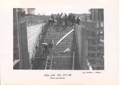 Construction of the Ahja Bridge on the Tartu-Petseri railway line (Estonia, 1930).