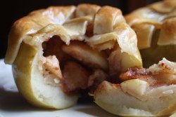 thecakebar:  Apple Pie Baked INSIDE Apples