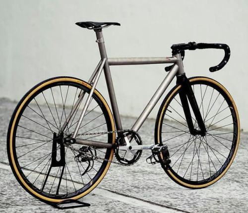 hizokucycles:#Repost from @fixedgear_rotterdam - No.22 @zsaf_ @ #featured #fgr #track #trackbikes #v