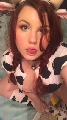 buppygirl:  I’ve got cow sockies tooo! The extra naughty part of tonight’s VIP Snap show is starting soon 🐮