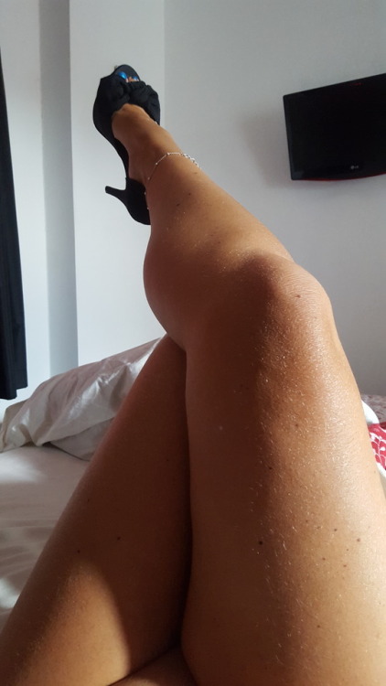 XXX juicylips72: mrmrssecret:   Legs, sexy heels photo