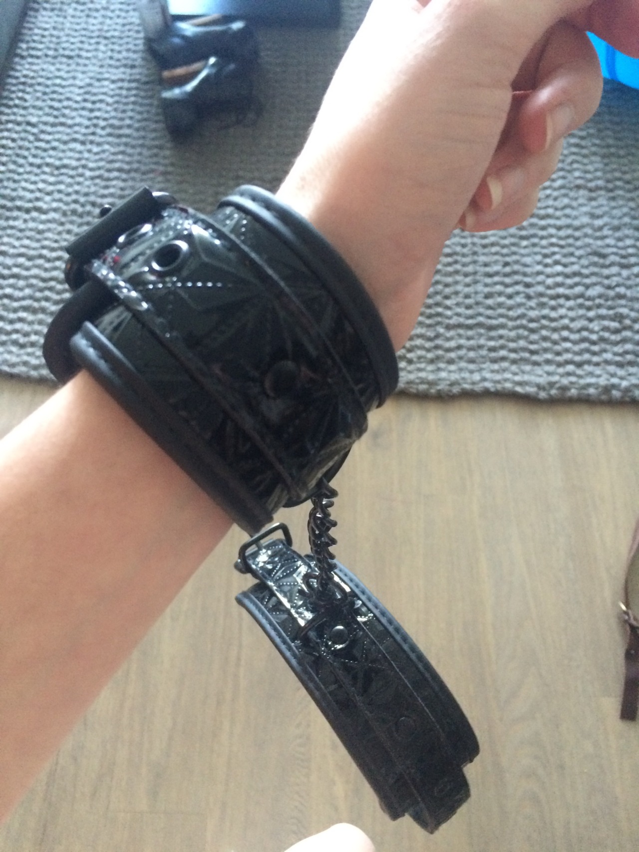 peachyplumsy:  Some new gear - including a latex skirt!