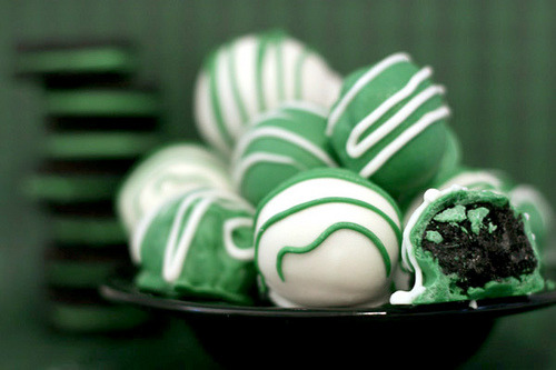 chocolatefoood:  estlaty:  Mint Oreo Truffles by Bakerella on Flickr.  oreo truffles