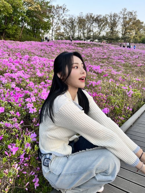 12loona:[] 220506 | JinSoul’s Fab update - JinSoul At the butterfly gardenPretending to e