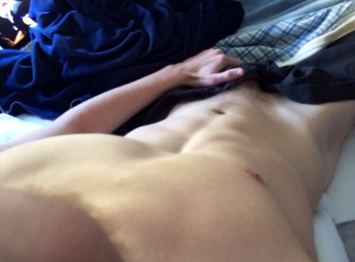 pvle-bodies:  axintus:  always in bed   ✭ pale bodies ✭