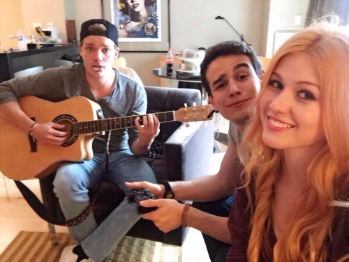 divergentmockinjay:  The cast of Shadowhunters is amazing, can’t wait!!