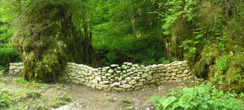 f-l-e-u-r-d-e-l-y-s:  Gravity-Defying Land Art by Cornelia Konrads German artist  creates mind-bending site-specific installations in public spaces, sculpture parks and private gardens around the world. Her work is frequently punctuated by the illusion