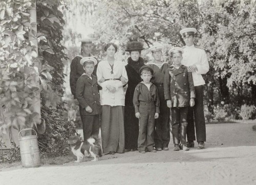 lesyoussoupoff:A group photograph of Dowager Empress Maria and her grandchildren. Princess Irina Ale