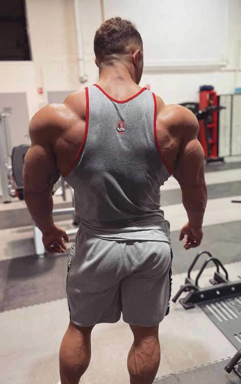 flexerman: Baby got back.