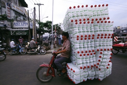 mymodernmet: Photographer Hans Kemp is behind a fascinating photo series called Bikes of Burden, whi