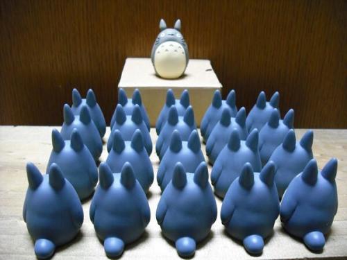 ジブリまみれ ‏@ghiblimamire   トトロも卒業式に出席。卒業シーズンですなぁ。 Totoro attended the graduation ceremony