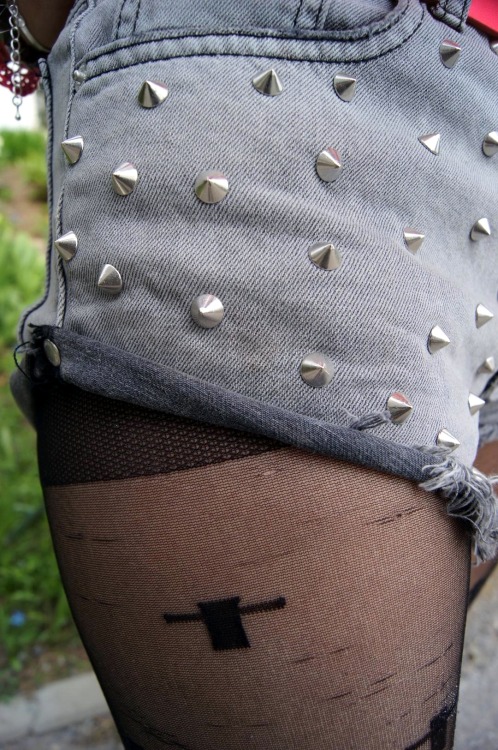Fashionmylegs: Style Pick  Shorts: Gina Tricot Top: H&M (DIY cross) Belt: Gina Tricot Tights: As