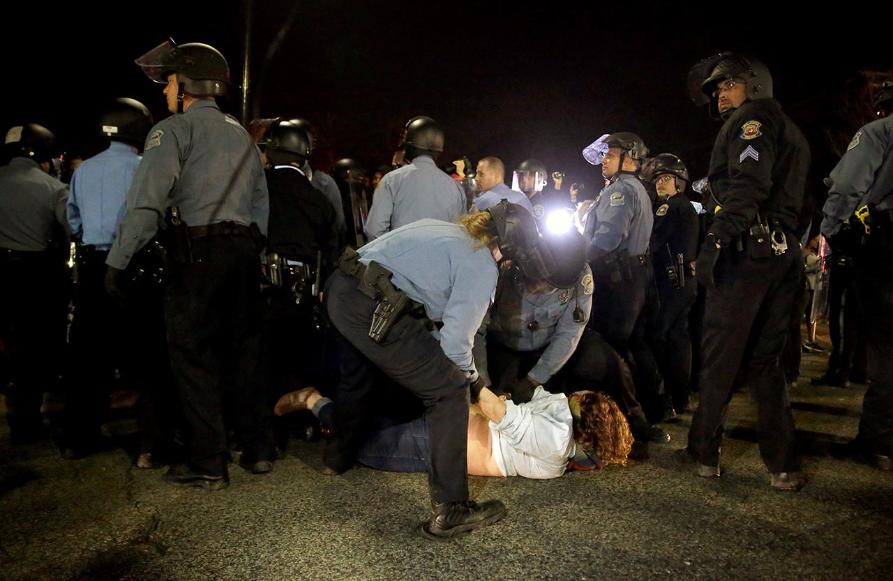 FERGUSON: Tensión y violencia racial en Ferguson: balean a dos policías. Tiroteo registrado en el lugar tras la dimisión del jefe policial y otros dos altos cargos de la ciudad. (AP)