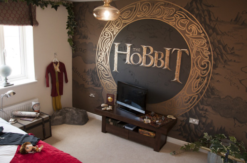 ashi-burzum-ishi:thorinobsessed:littleladyonstars:Tolkien inspired wall design[nazgul screeching][na