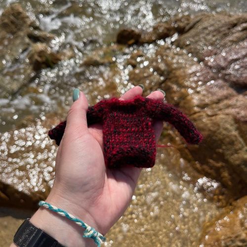 The sweater is knitted during a vacation. . #blythe #knittersofinstagram #blablablythe #etsyowner 