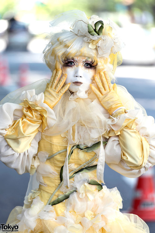 Japanese shironuri artist Minori on Omotesando Dori in Harajuku wearing a yellow dress hand-decorate