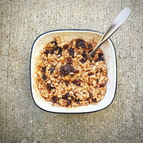 Oatmeal with Organic sugar, cinnamon, pinch of Himalayan Pink Salt and Raisins #vegan #veganism #veg