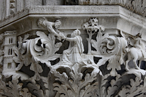 echiromani:Traditio legis, from a capital of the Doge’s Palace, Venice.