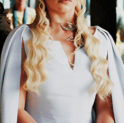 got-source: Game of Thrones fashion | Daenerys Targaryen’s hair and outfit in 5.