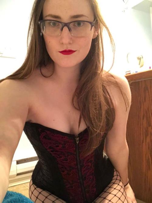 bustiers-and-corsets:  Felt so sexy in my first corset, this is the start to something amazing!