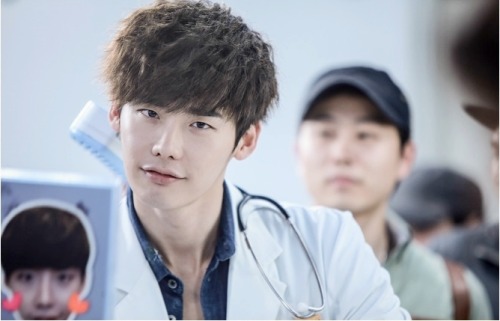 natwalan:[Photo] Lee Jong Suk @ Doctor Stranger Shooting Credit : ©PerfectBlue_kn (HDsize : 1000x1