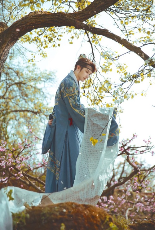 ziseviolet: Hanfu (han chinese clothing) photoset via coser小梦, Part 3 (Part 1/2). He wears Ming Dyn