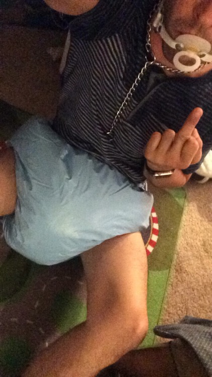 little-cassy: doggiewolfboi:  It was only a matter of time now, little Aaron would soon start to loo