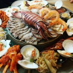 b00r00:  #해물수육보쌈 이런 것 처음이네요! 😍 #먹스타그램 #Koreanfoods #instafood #foodgram #foodstagram (Seoul, South Korea에서) 