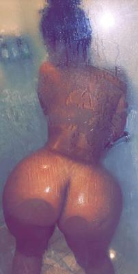 jpgdn:  Shower booty 