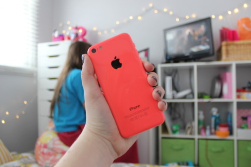 l0lcuntagious:  my phone <3 Bree in the background ^.^ took lots of pictures with her today! 