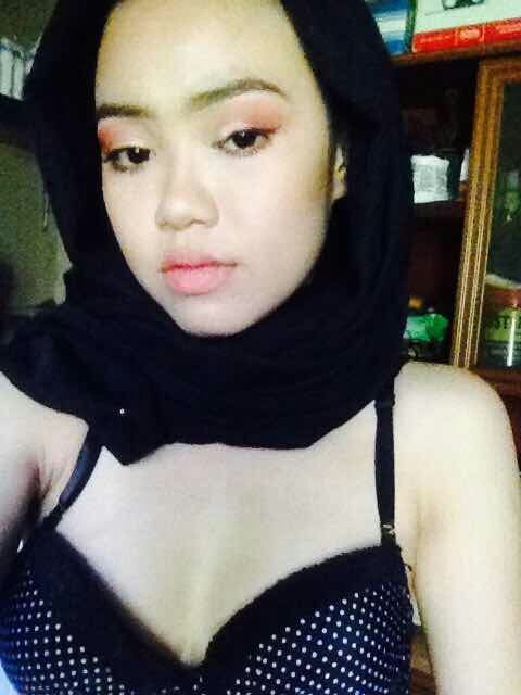 penjilatkelentit8: Nikmat tubuh anak gadis boss aku ni yg suka sgt minta jilat biji kelentitnya.. Yu